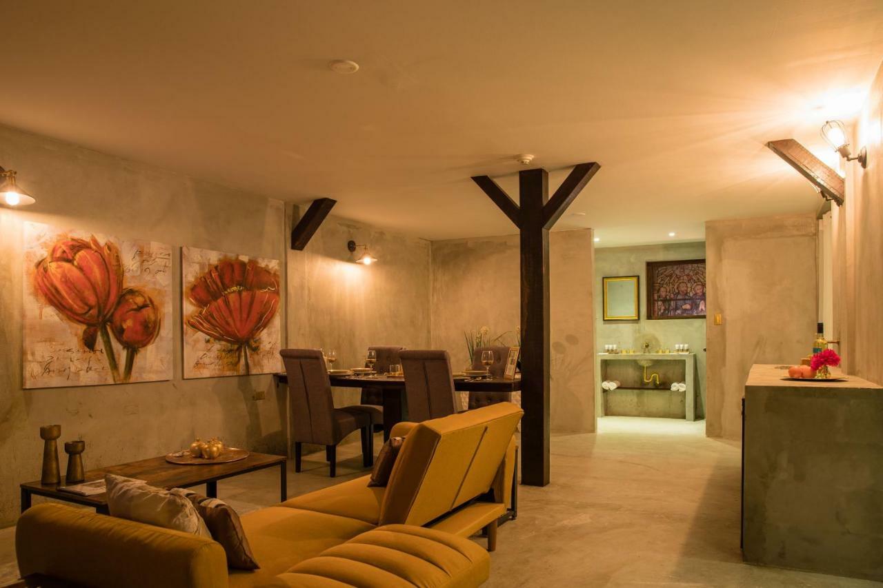 Monastery Suites Oranjestad Ngoại thất bức ảnh